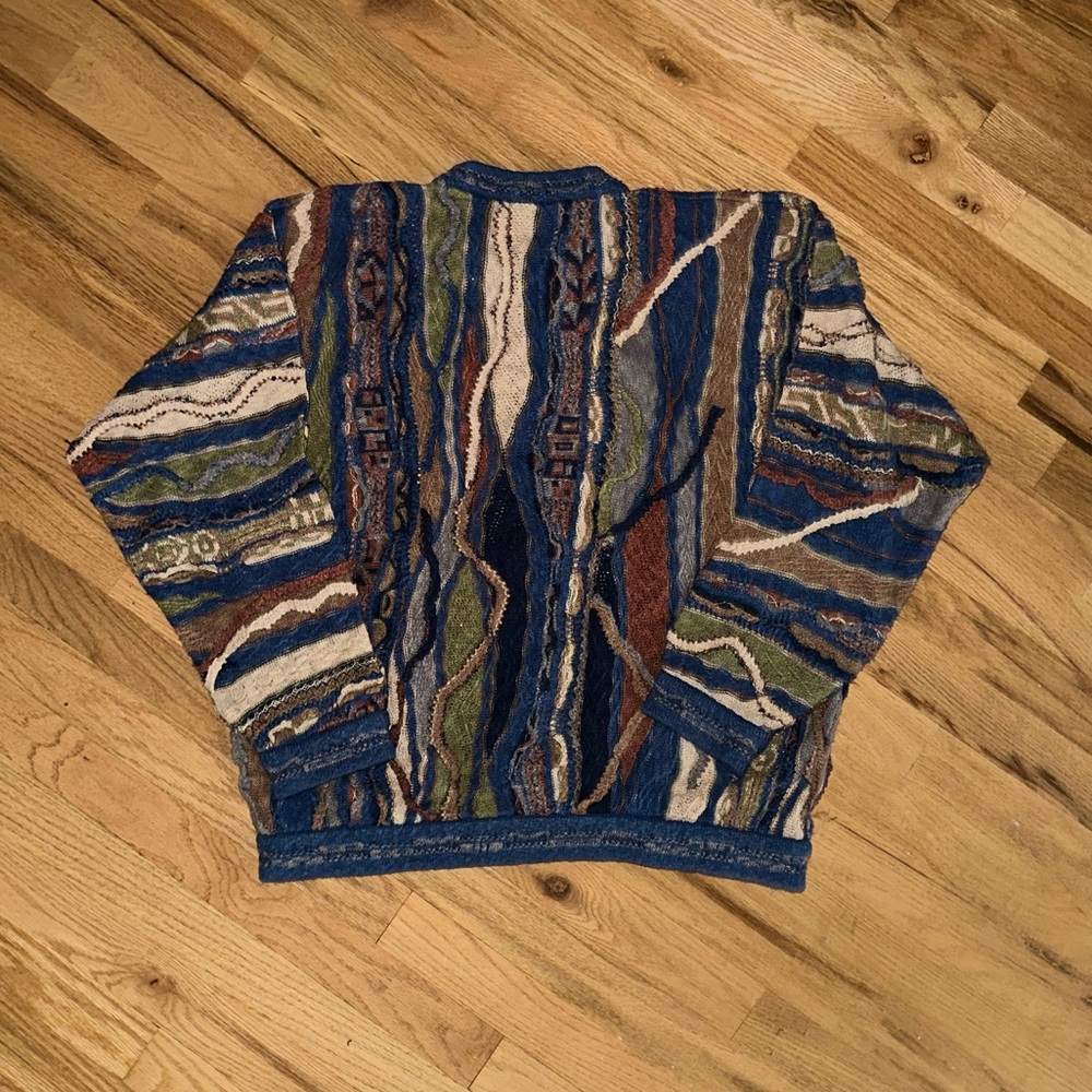 Authentic Men’s COOGI sweater size Medium like new